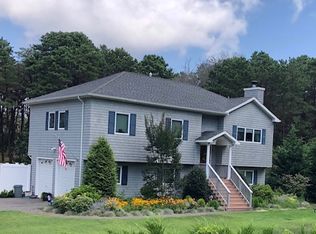 10 Seneca Dr, Hampton Bays, NY 11946