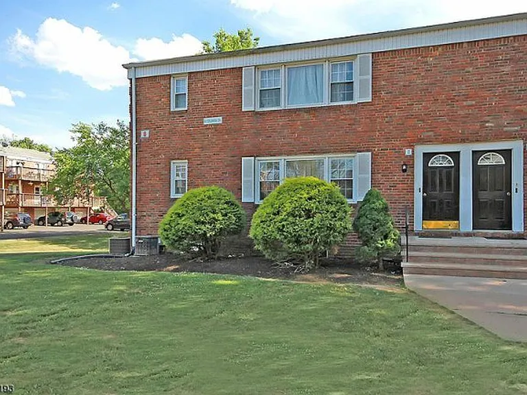 8 Columbia Dr #4A — Photo 1