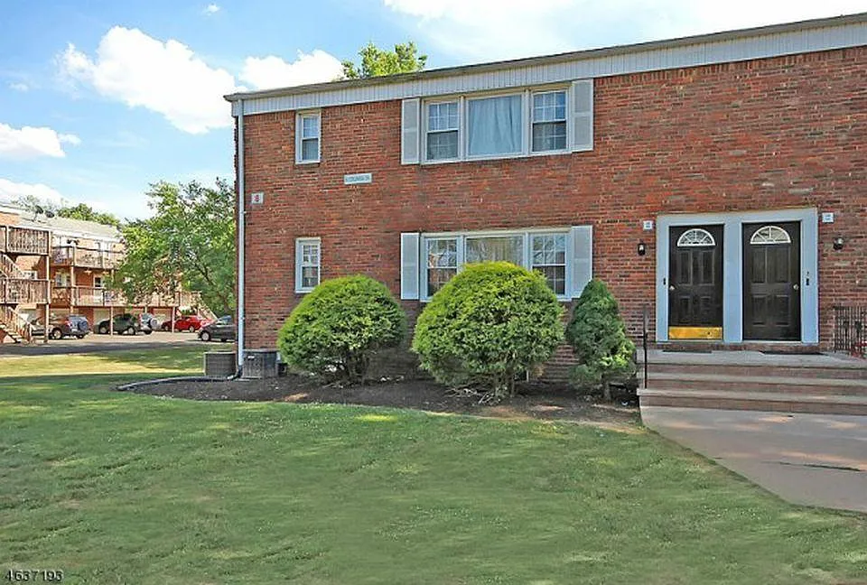8 Columbia Dr #4A
