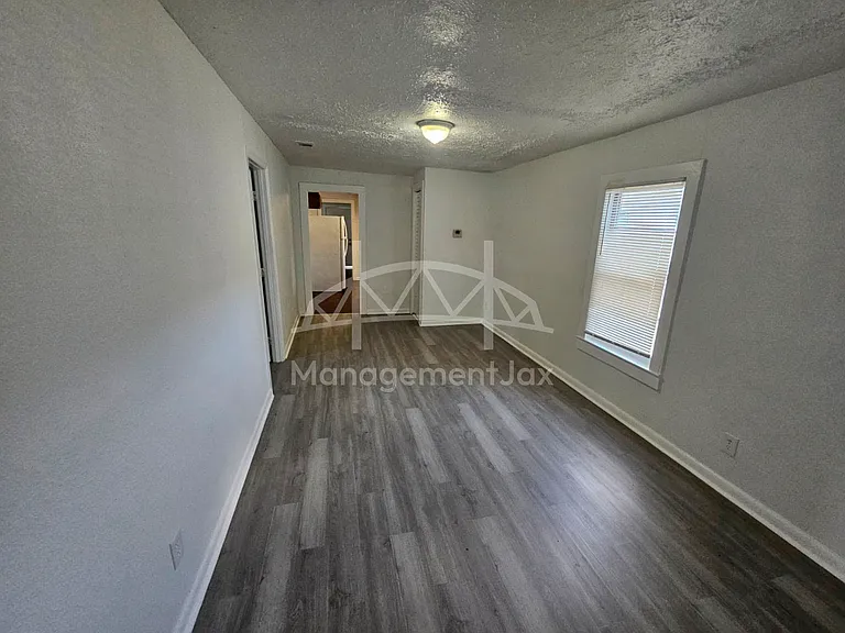 2210 Pullman Ave — Photo 4