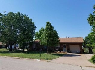 221 E Maple Ave, Perry, OK 73077
