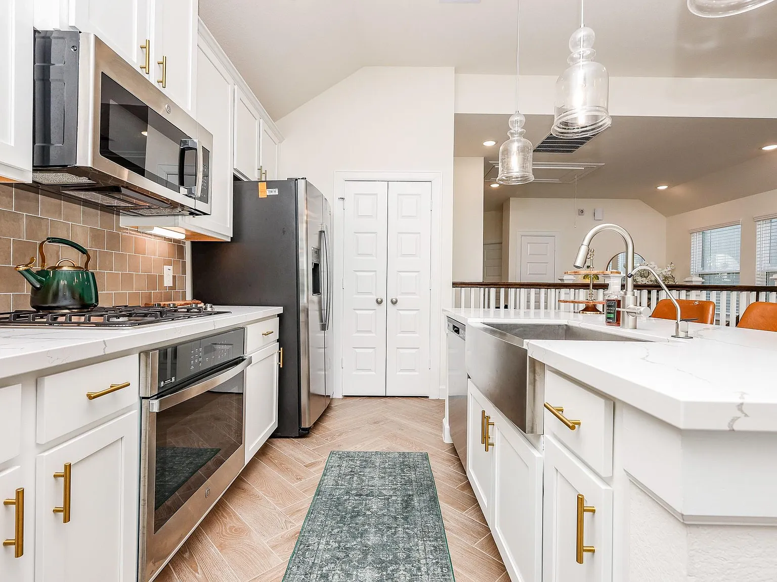 3 bed, 2.0 bath, 1395 sqft, $2,699 — Photo 4