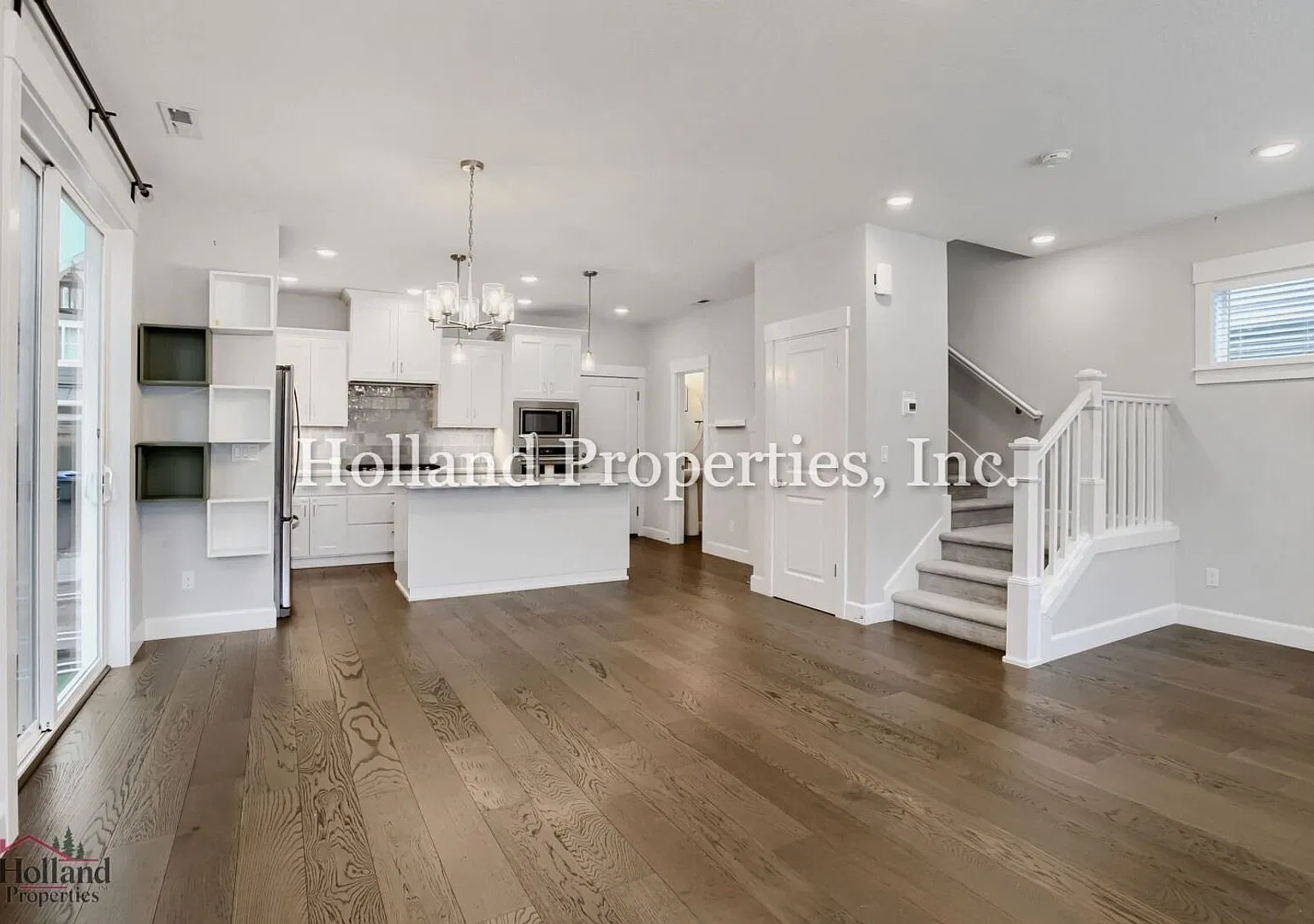 Charming 3BR Hillsboro Home with Green-Space Views & Fenced Yard — Photo 3
