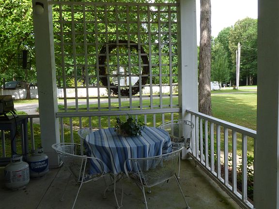 porch with trellis