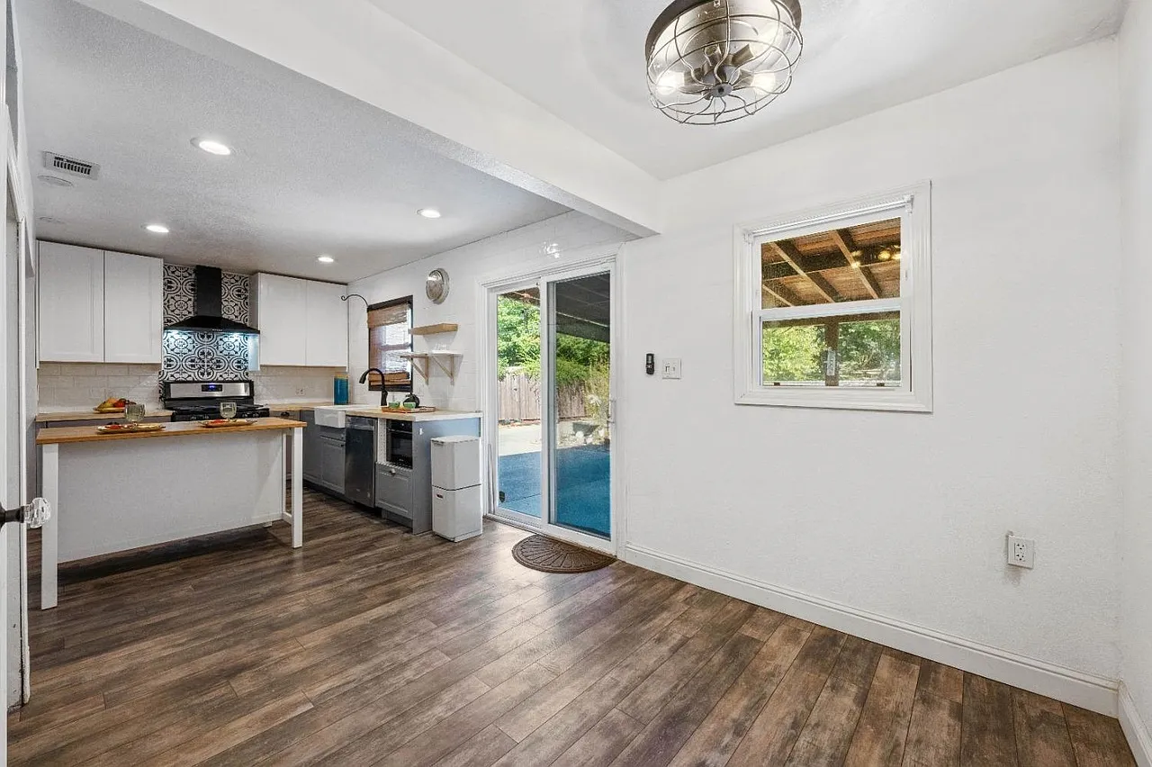 2 bed, 809 sqft, $1,980 — Photo 3