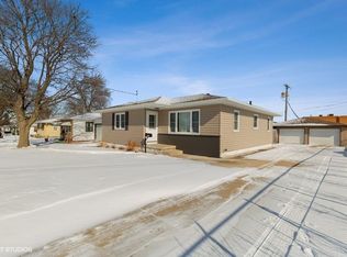 913 Dena St, Waterloo, IA 50702