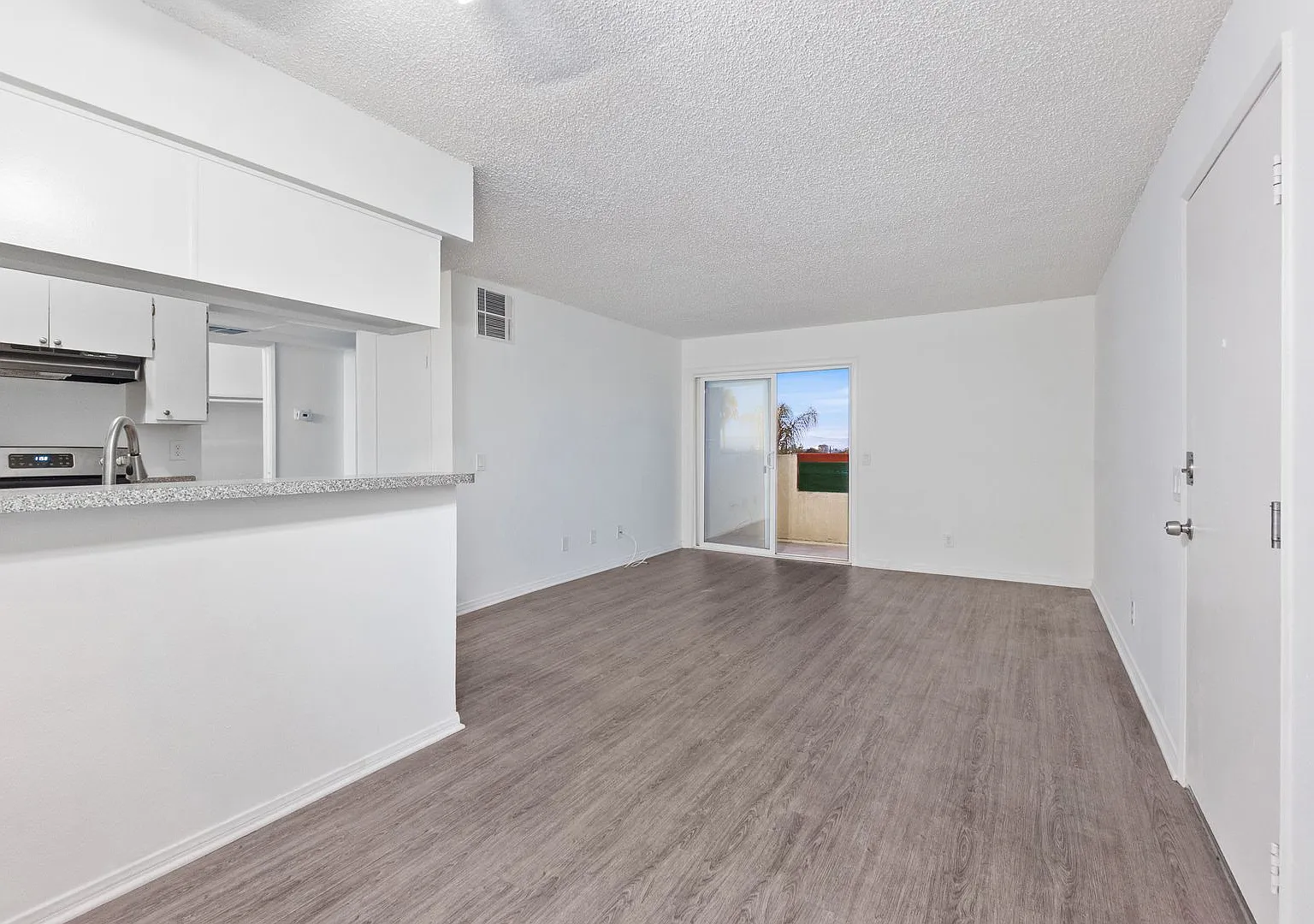 Updated 1BD/1BA Apartment in Well Maintained Complex in Sylmar. — Photo 3