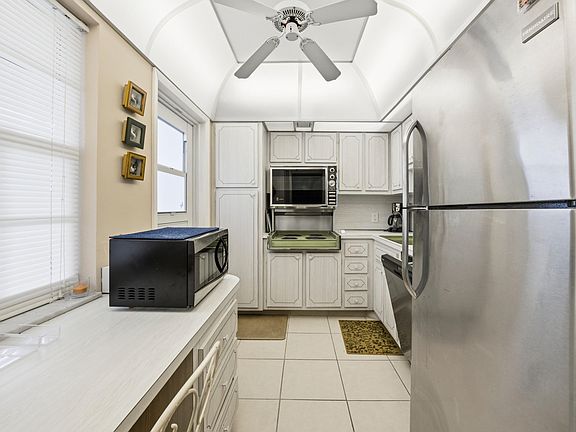 3rd image of 3100 N Palm Aire Drive #208