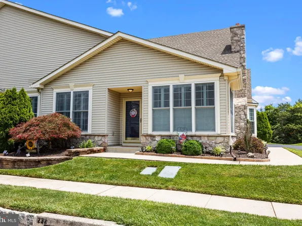 238 Sugarberry Ln, Langhorne, PA 19047