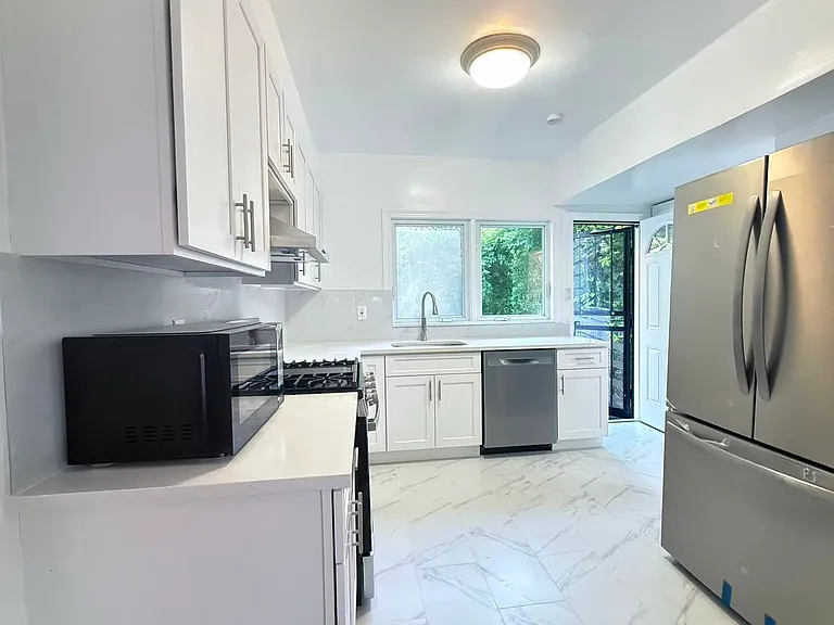 2 Valois Pl — Photo 2