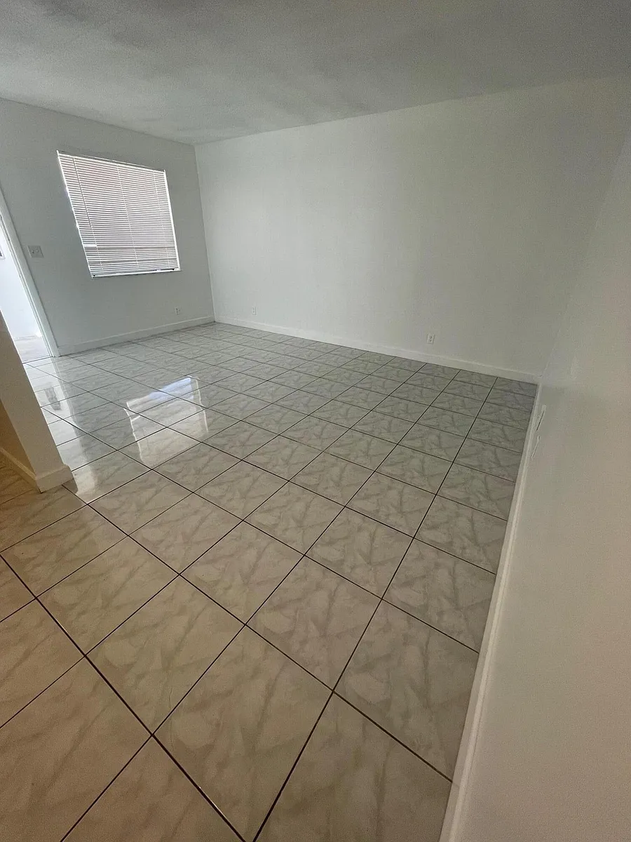 Building Photo - 400 SE 9th Ct #9