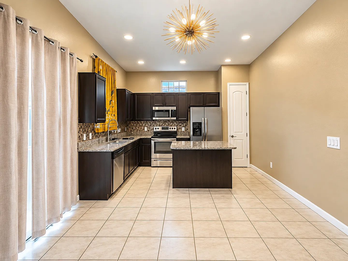 Nice 4 bedroom townhouse! — Photo 1