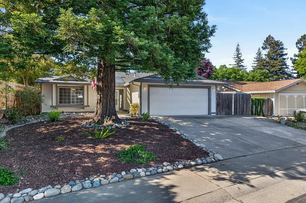 Building Photo - 1310 Foxhollow Way