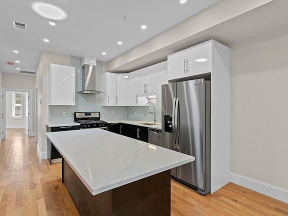 2nd image of 712 E 6th St APT 3