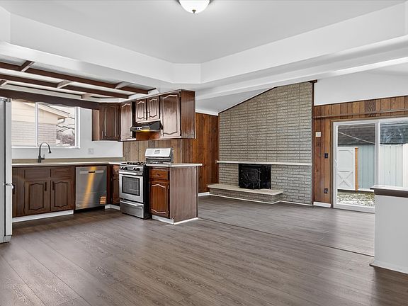 5th image of 2995 Groves Dr