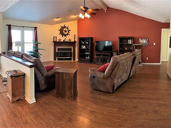 5th image of 854 Robertson Ct