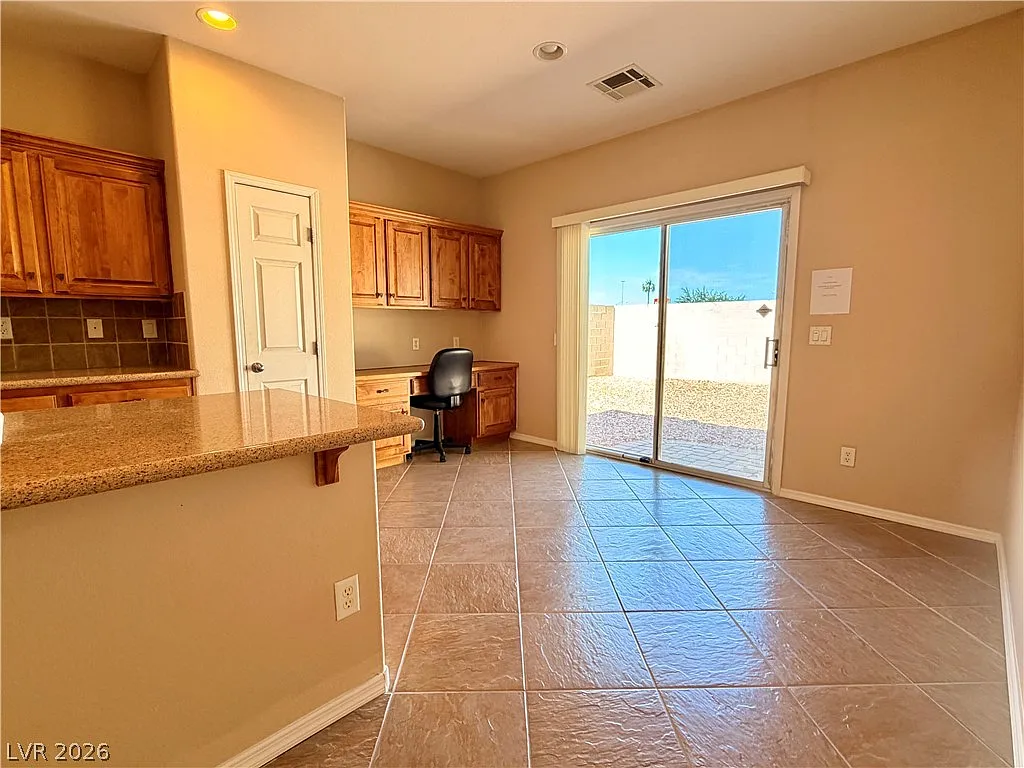 3 bed, 2.0 bath, 1924 sqft, $2,500 — Photo 2