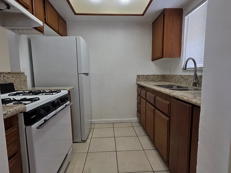839 Gaviota Ave #F — Photo 2