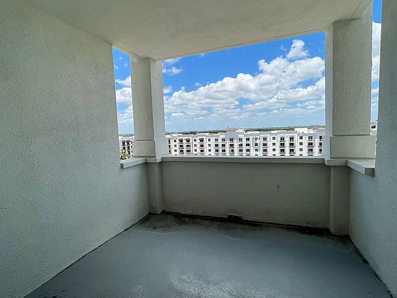 5th image of 220 Washington Dr #1B