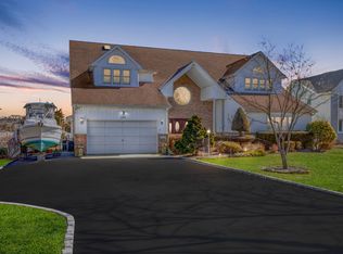285 Willetts Ln, West Islip, NY 11795