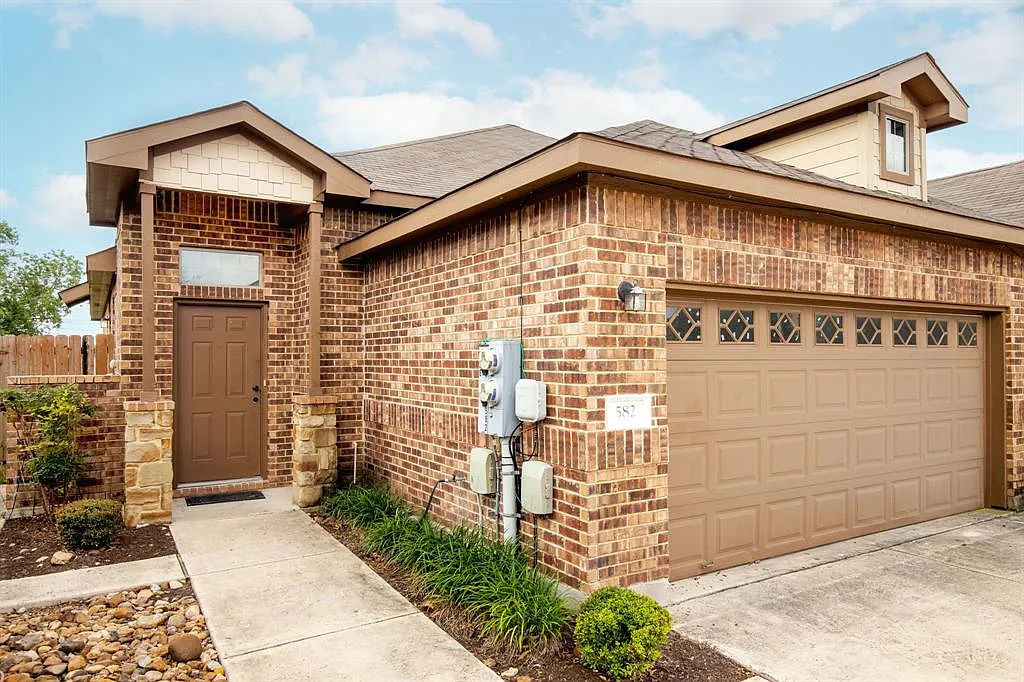 3 bed, 1281 sqft, $1,495 — Photo 1