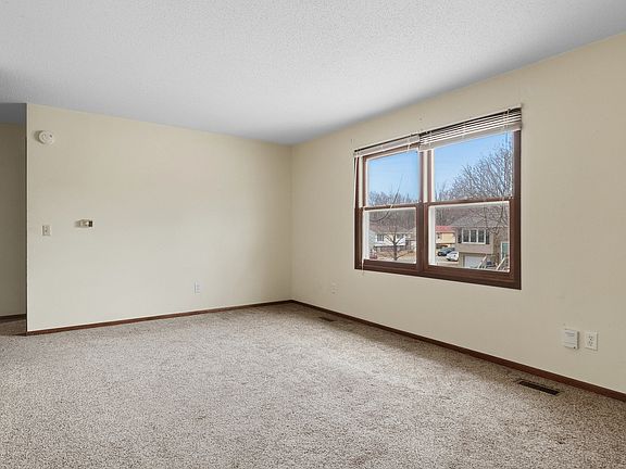 3rd image of 5556 N Thornwood Ave