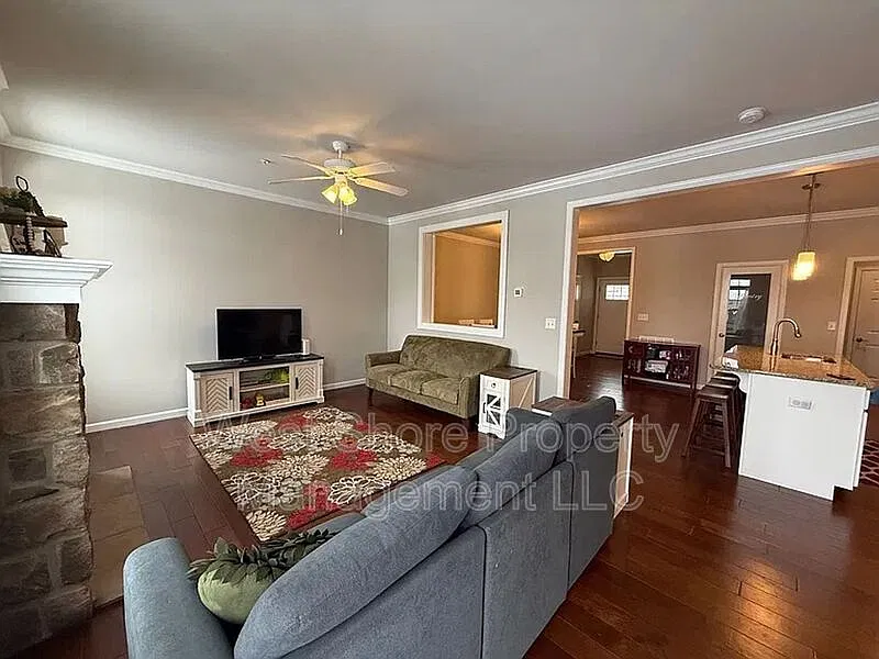 3 bed, 2.5 bath, 2113 sqft, $2,465 — Photo 2