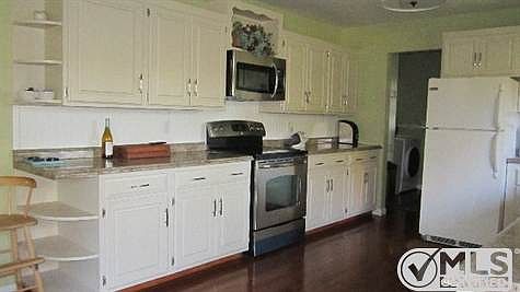 4th image of 26 Country Ln