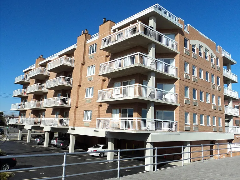 780 W Broadway #2H — Photo 2