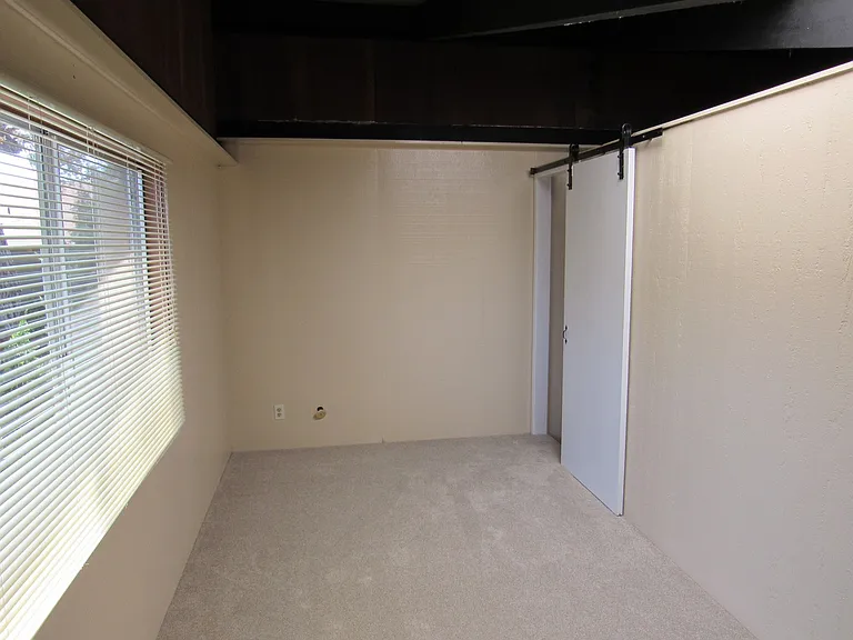 481 Hillview St — Photo 9