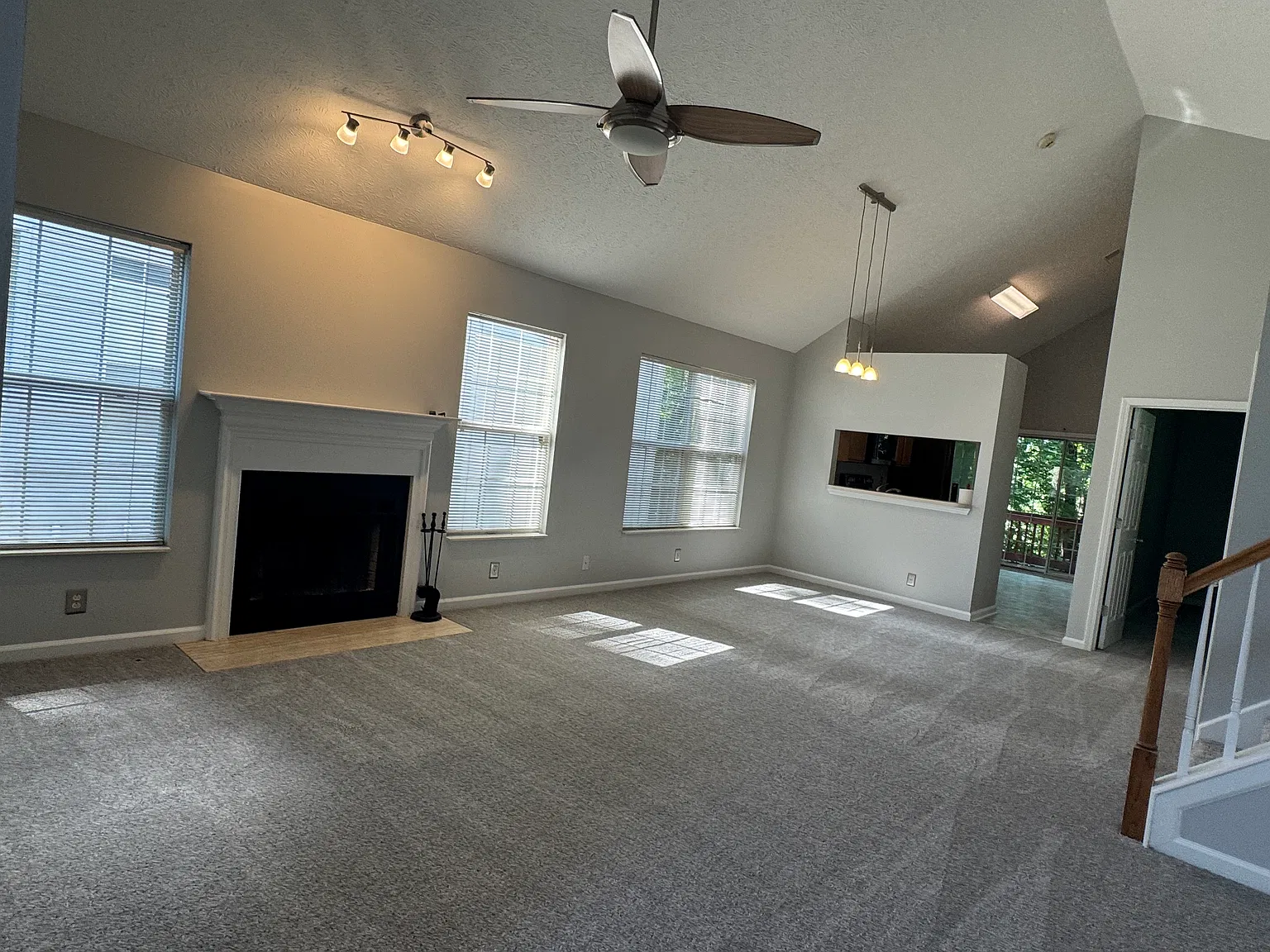 3 bed, 1339 sqft, $2,200 — Photo 2