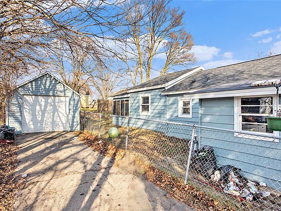 5th image of 1317 Beechwood St NE