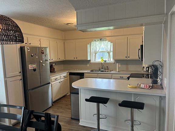 4th image of 2827 NE Lake Ave