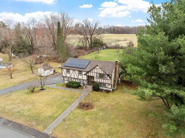 17 Horseshoe Rd, Dracut, MA 01826