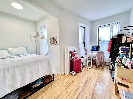 Rented by Pear NYC LLC | media 4
