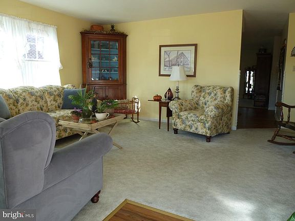 2nd image of 216 Winding Oak Dr
