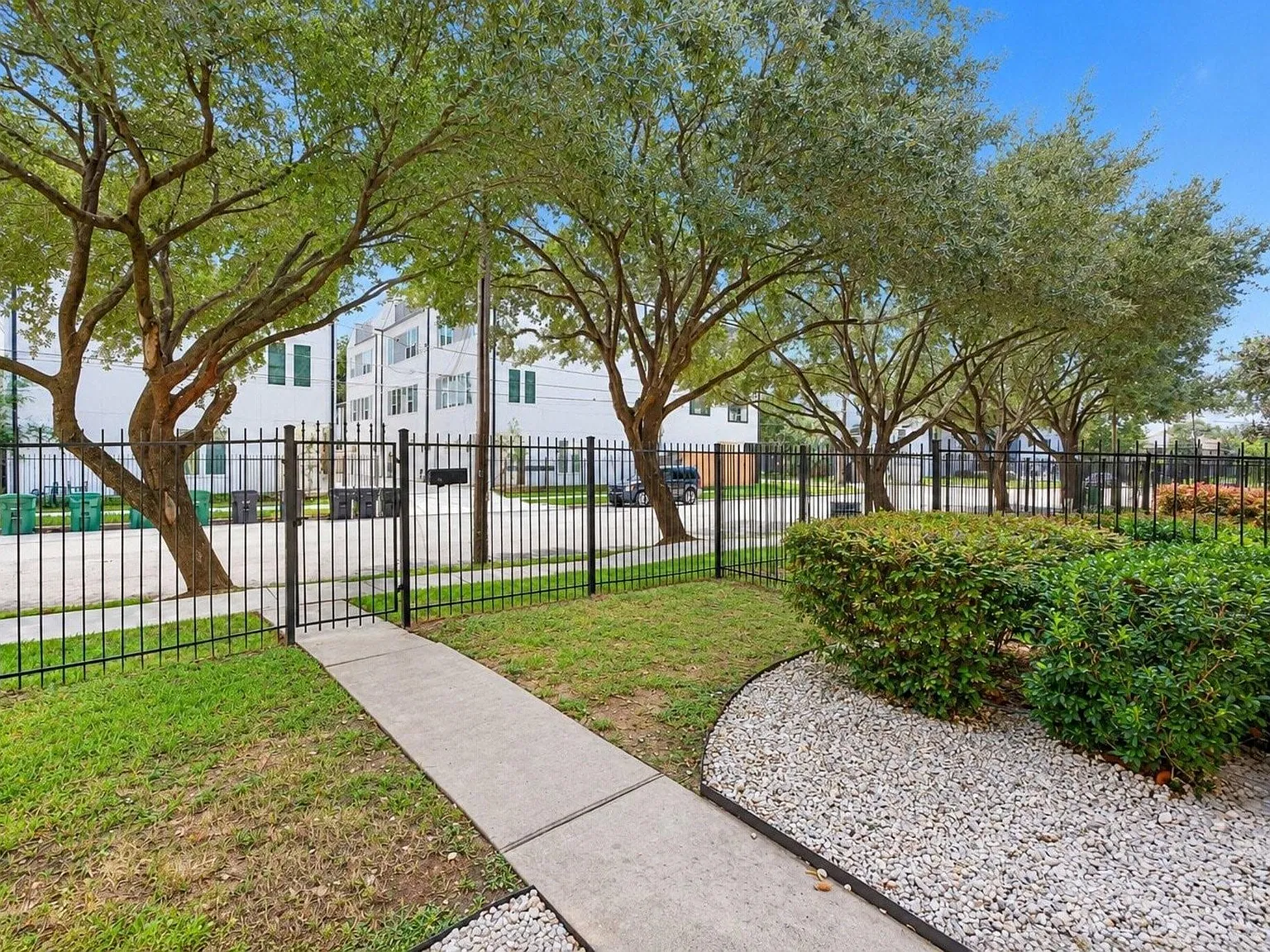 2 bed, 2.5 bath, 1340 sqft, $2,200 — Photo 2