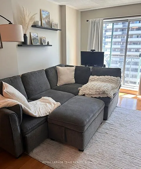 138 Somerset St W #911 — Photo 4