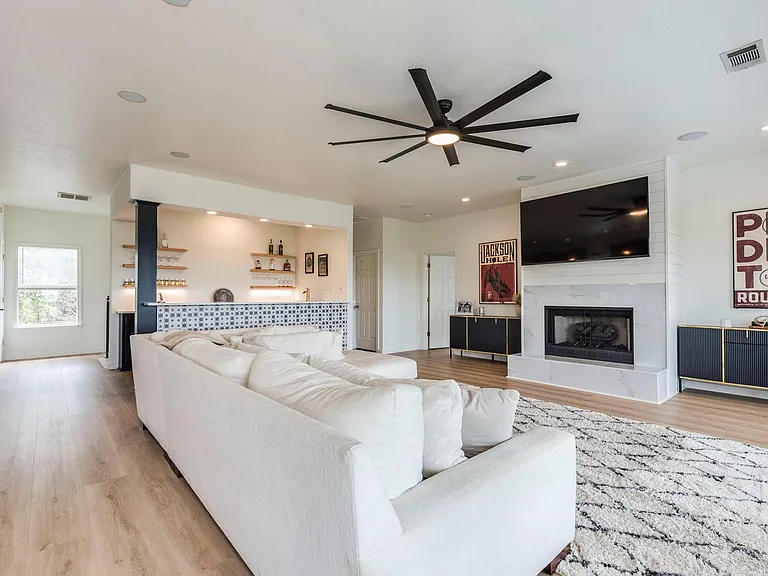 22401 Briarview Dr — Photo 18