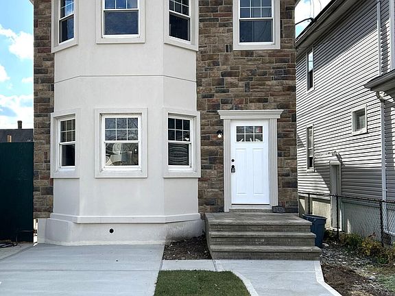 3rd image of 142 Dixon Ave