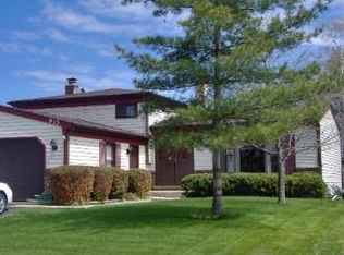 915 Wampum Ct, Carol Stream, IL 60188