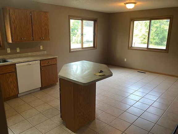 3rd image of 528 8th Ave S #1