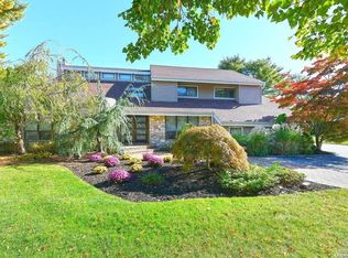 14 Swarthmore Ln, Dix Hills, NY 11746