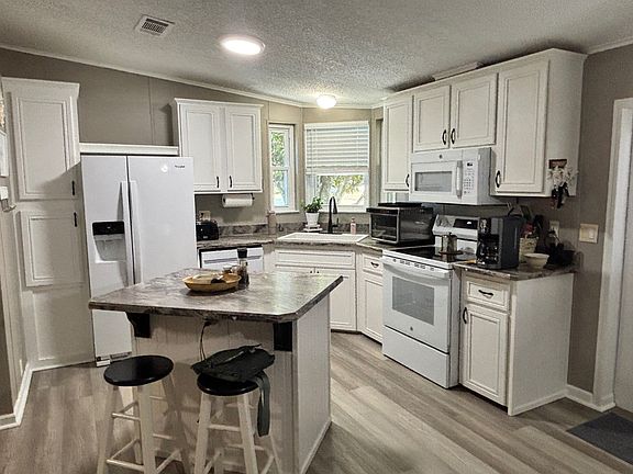 4th image of 86 Beaver Lake Cir