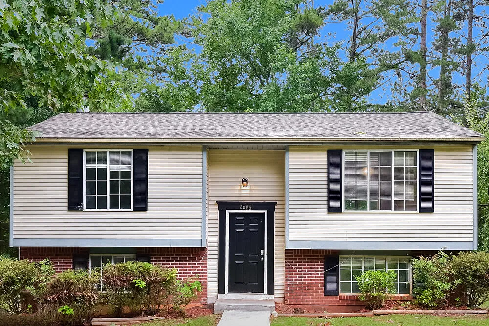 3 bed, 2.0 bath, 2400 sqft, $2,380 — Photo 1