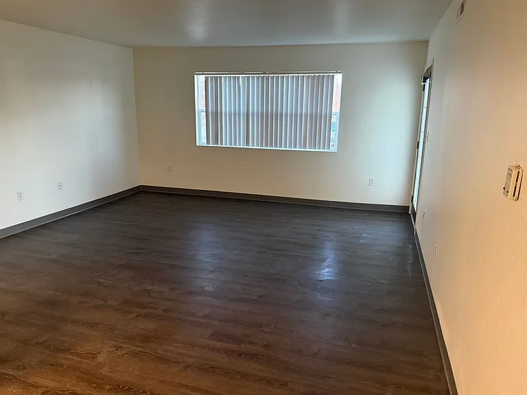 Pointe West Apartments — Photo 12