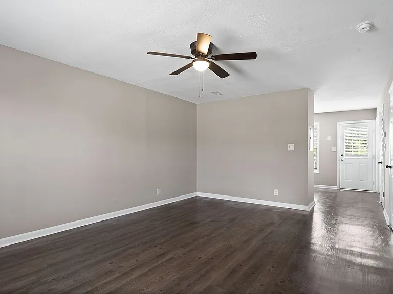 504 Patriot Park Ct — Photo 3