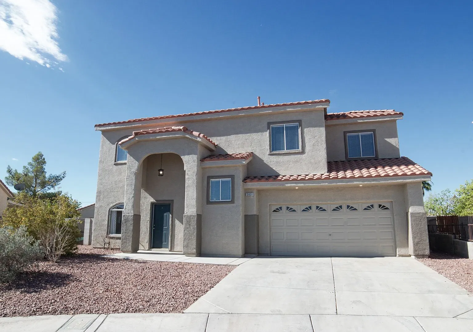 4 bedroom remodeled home with oversized lot and covered patio! — Photo 1