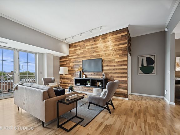 3rd image of 2762 N Lincoln Ave APT 402