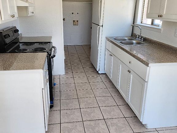 Kitchen (laundry room at the end)